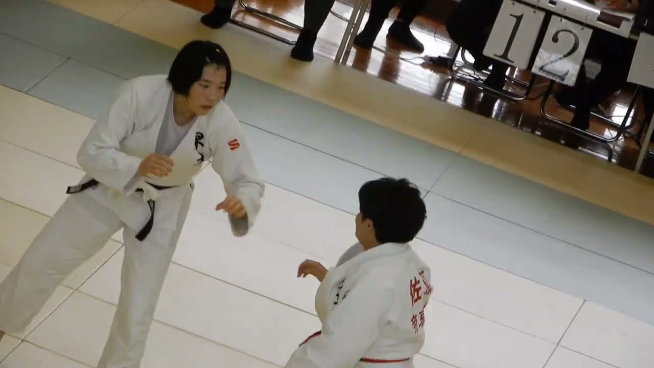 女子柔道、最後は寝技がきれいに決まる様子