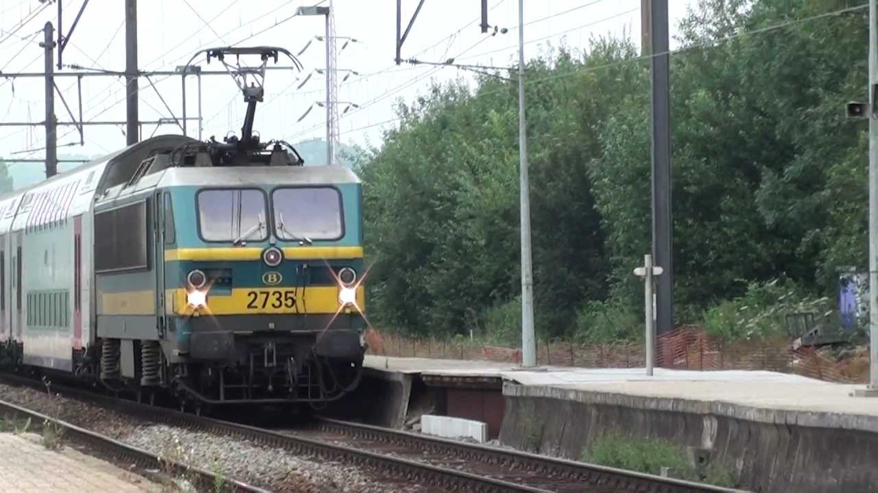 Locomotive SNCB 2735 et 8 voitures M6 entrant en gare de Nivelles (Belgique)