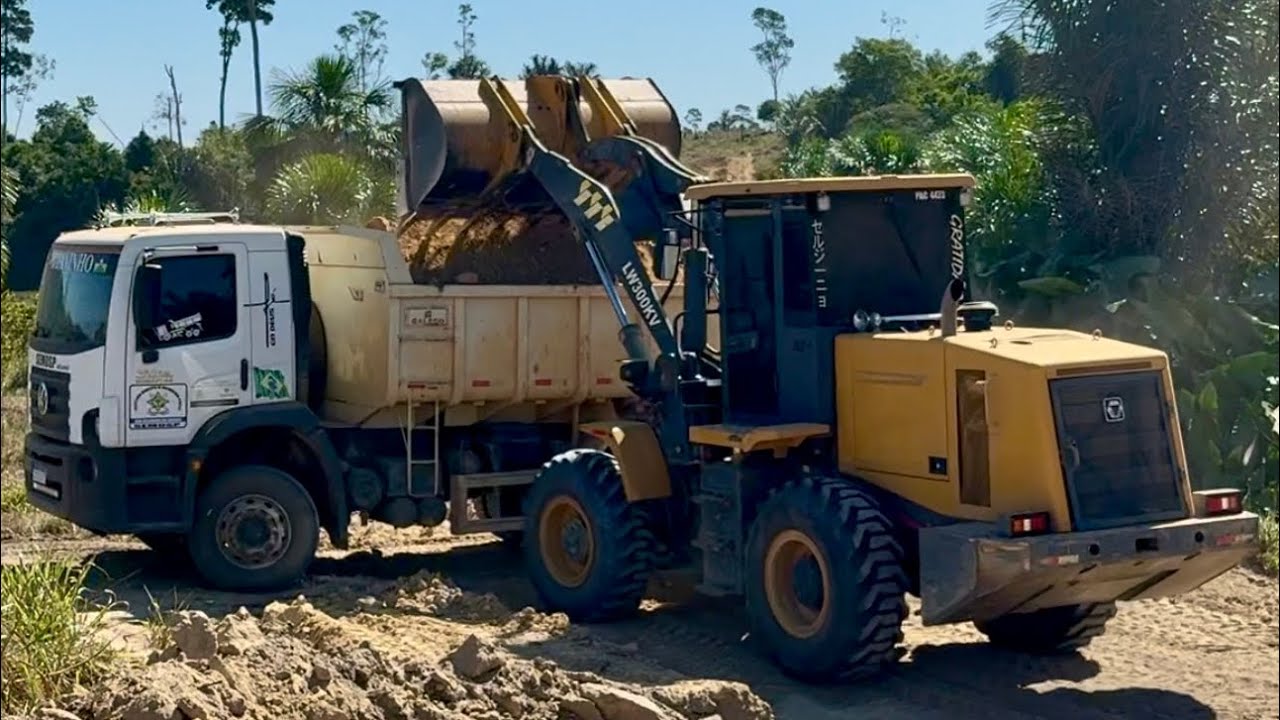 PÁ CARREGADEIRA XCMG E CAMINHÕES CAÇAMBAS NO PUXA DO MATERIAL PARA ATERRO. #trabalho #motor  #obra 