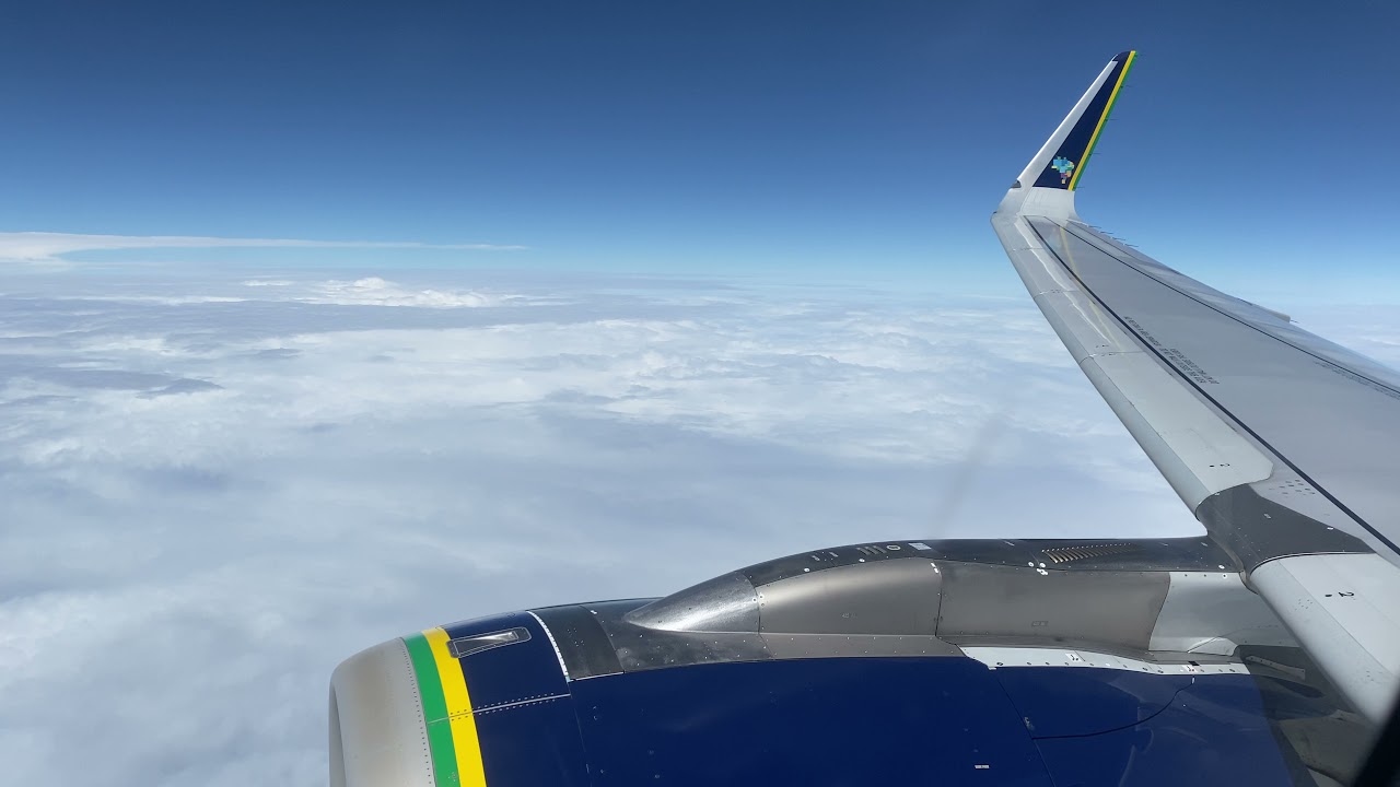 Avião do voo da companhia aérea AZUL ✈️🛩️🛬☀️🌤️☁️☁️☁️