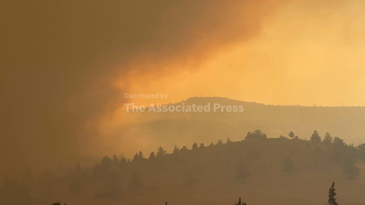 Oregon fire looms near town as fourth firefighter dies weeks after Colorado blaze