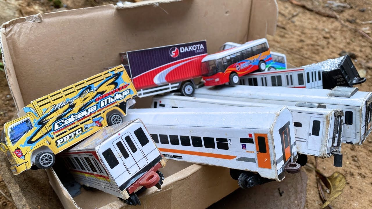 Unboxing dan merakit Kereta Api KAI CC201 di jalur rel Kereta Api KRL