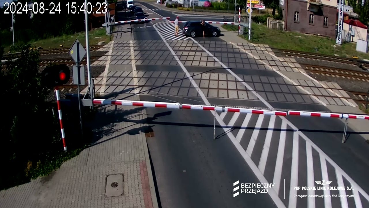 Wronki: niebezpieczne zdarzenie na przejeździe kolejowo-drogowym