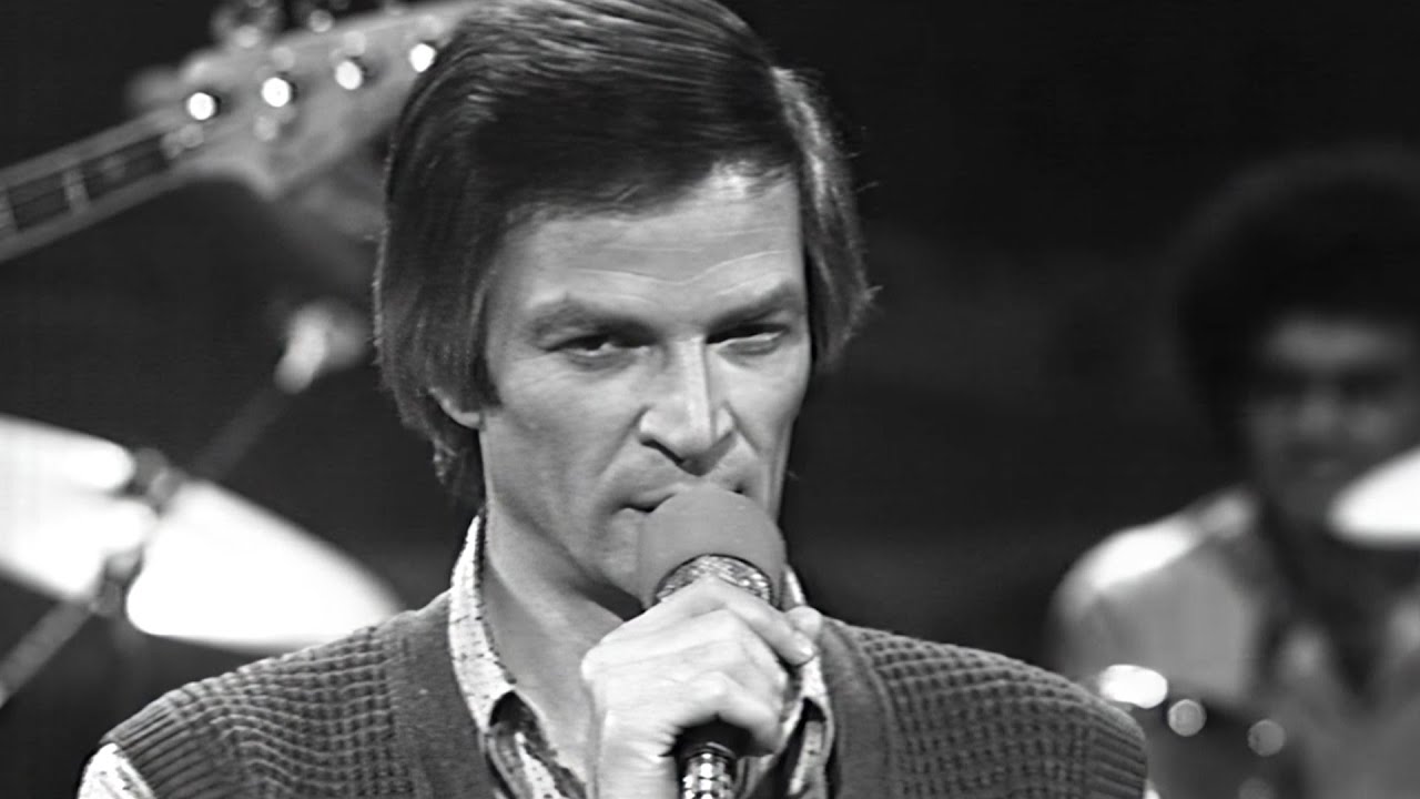 אריק איינשטיין - הכניסיני תחת כנפך | קליפ