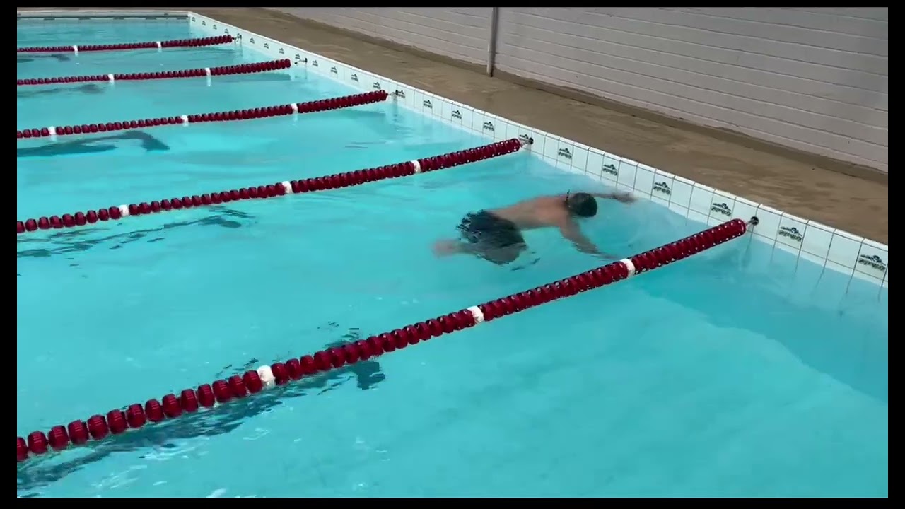 Nadando e corrigindo braçadas