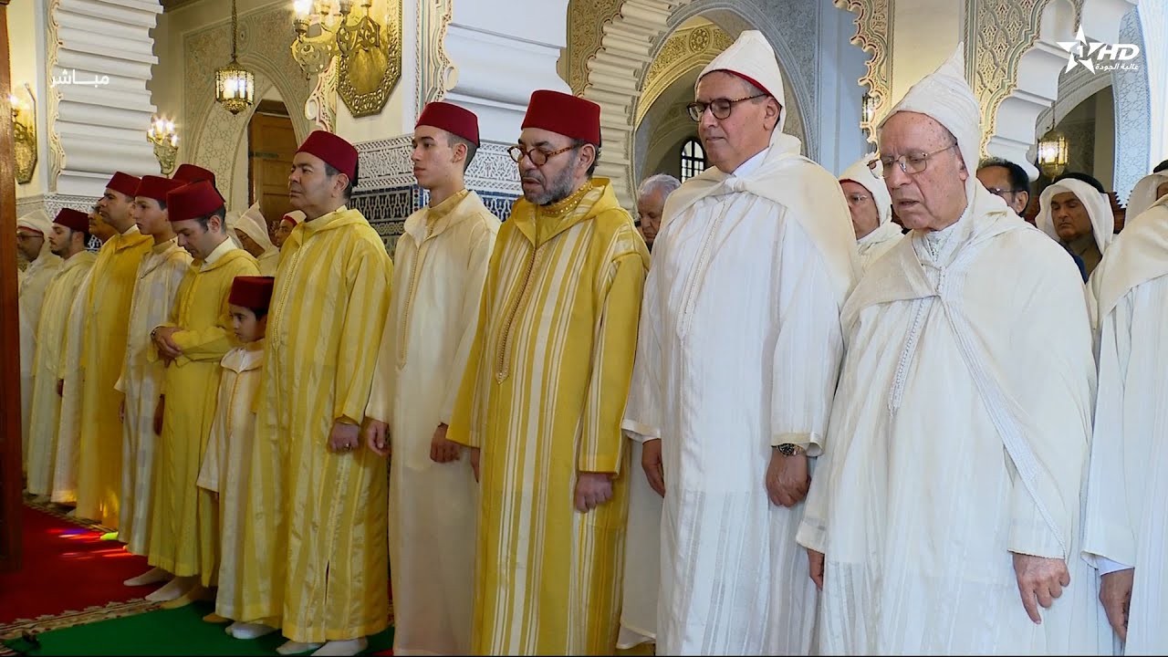 أمير المؤمنين يؤدي صلاة عيد الفطر بمسجد أهل فاس بالرباط ويتقبل التهاني بهذه المناسبة السعيدة
