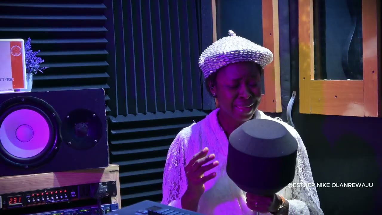 MO  MOORE (Worship Medly) - NIKE ESTHER OLANREWAJU