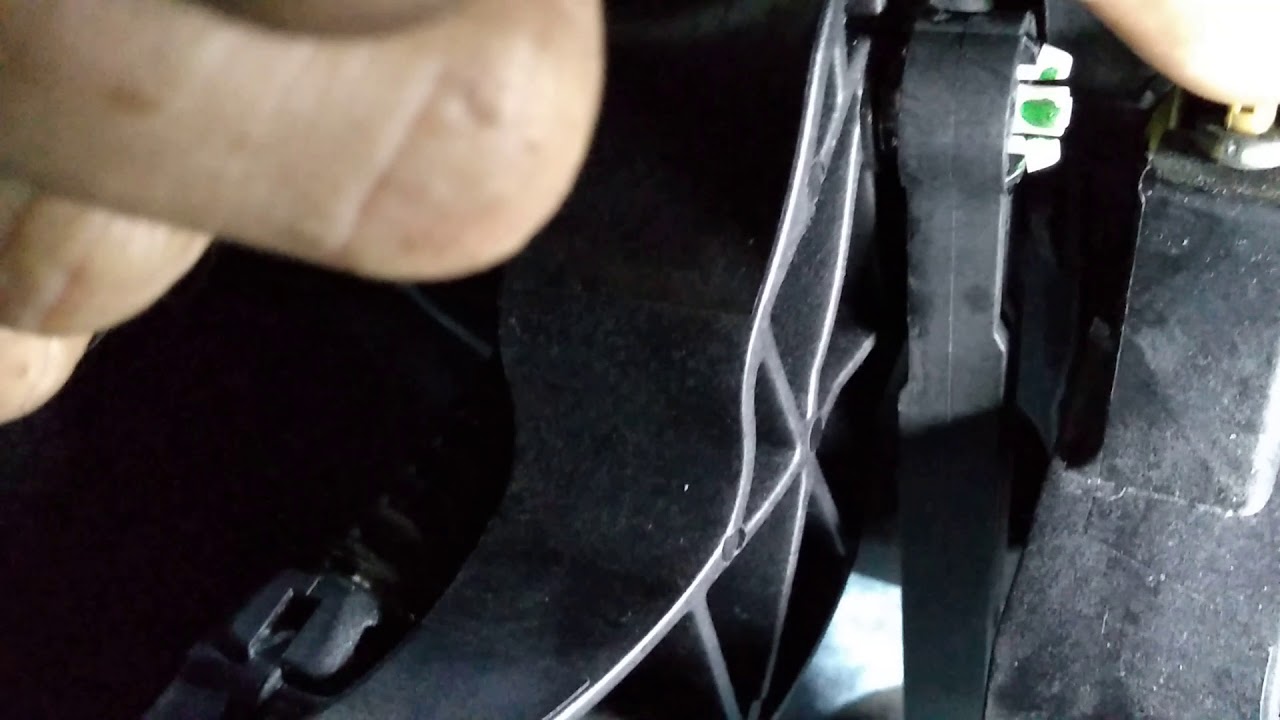 Citroen C3 2013 deu um estalo no pedal da embreagem e "afundou" o pedal