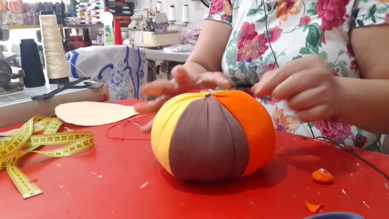 esse e fácil de fazer e de vender peso de porta menino jogando bola.