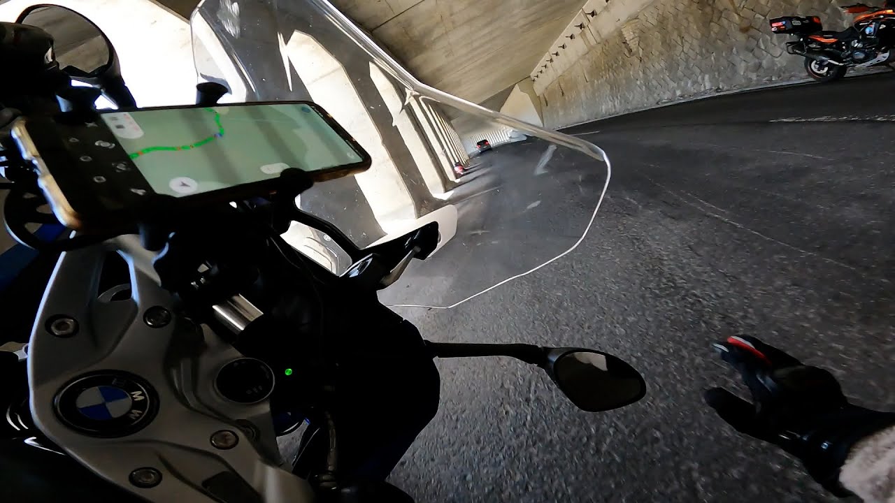 ツーリング中の凍結路面による転倒事故