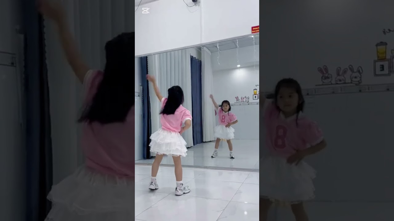 em bé Vani nhảy Tết Đong Đầy 