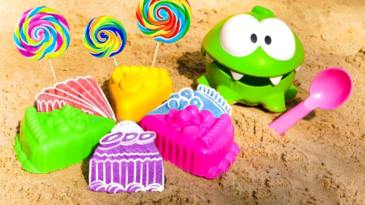 🍭 Hacemos un pastel de arena con Om Nom 🍭 Juegos con arena. Videos de juguetes para ni&ntilde;os