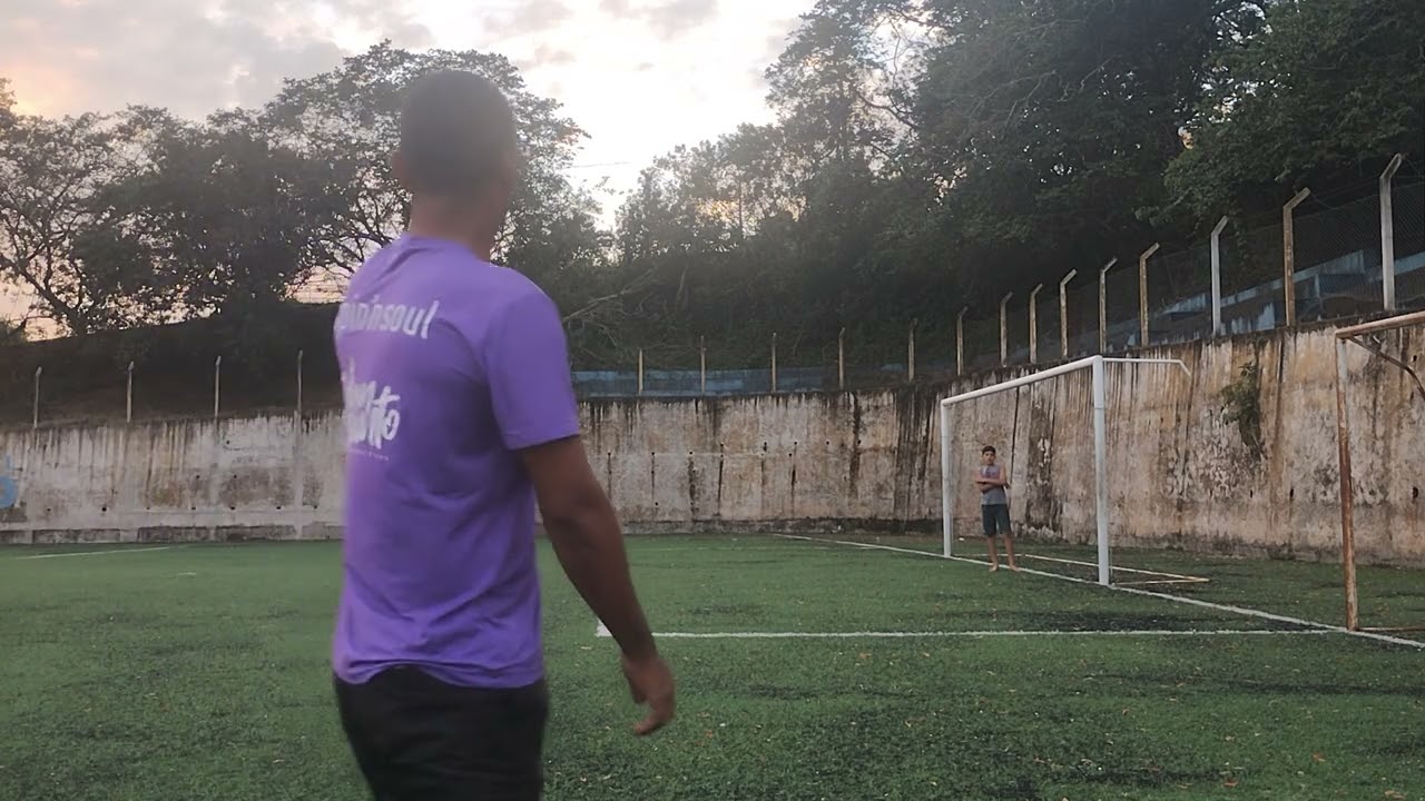 Jogando um  futebol ⚽ com os meninos