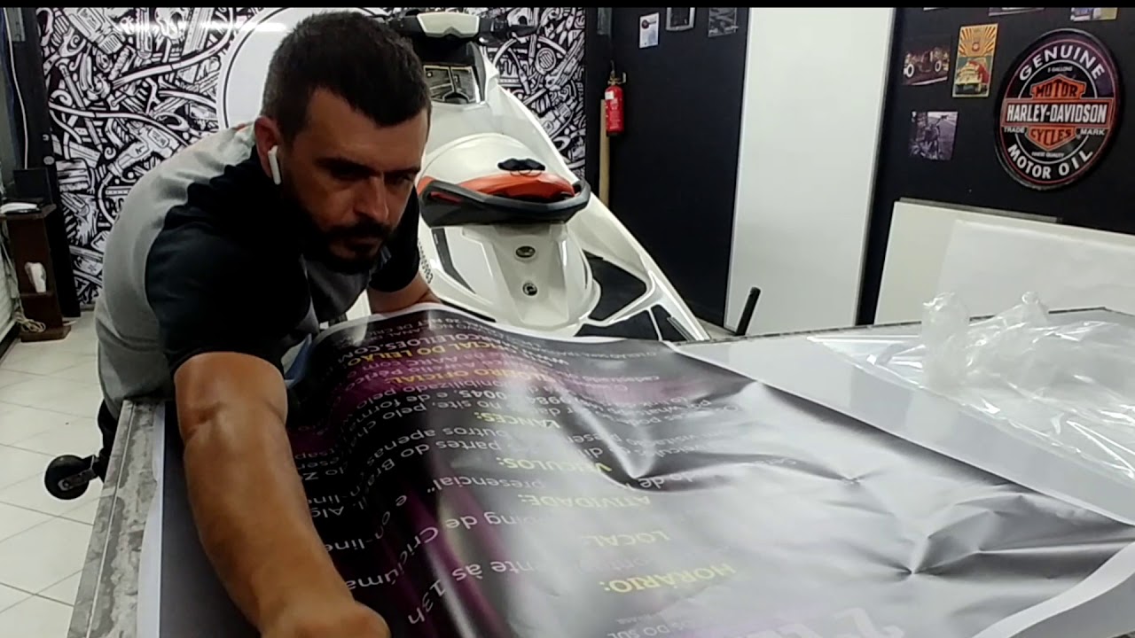 Aplicando adesivos em chapa de PS.
