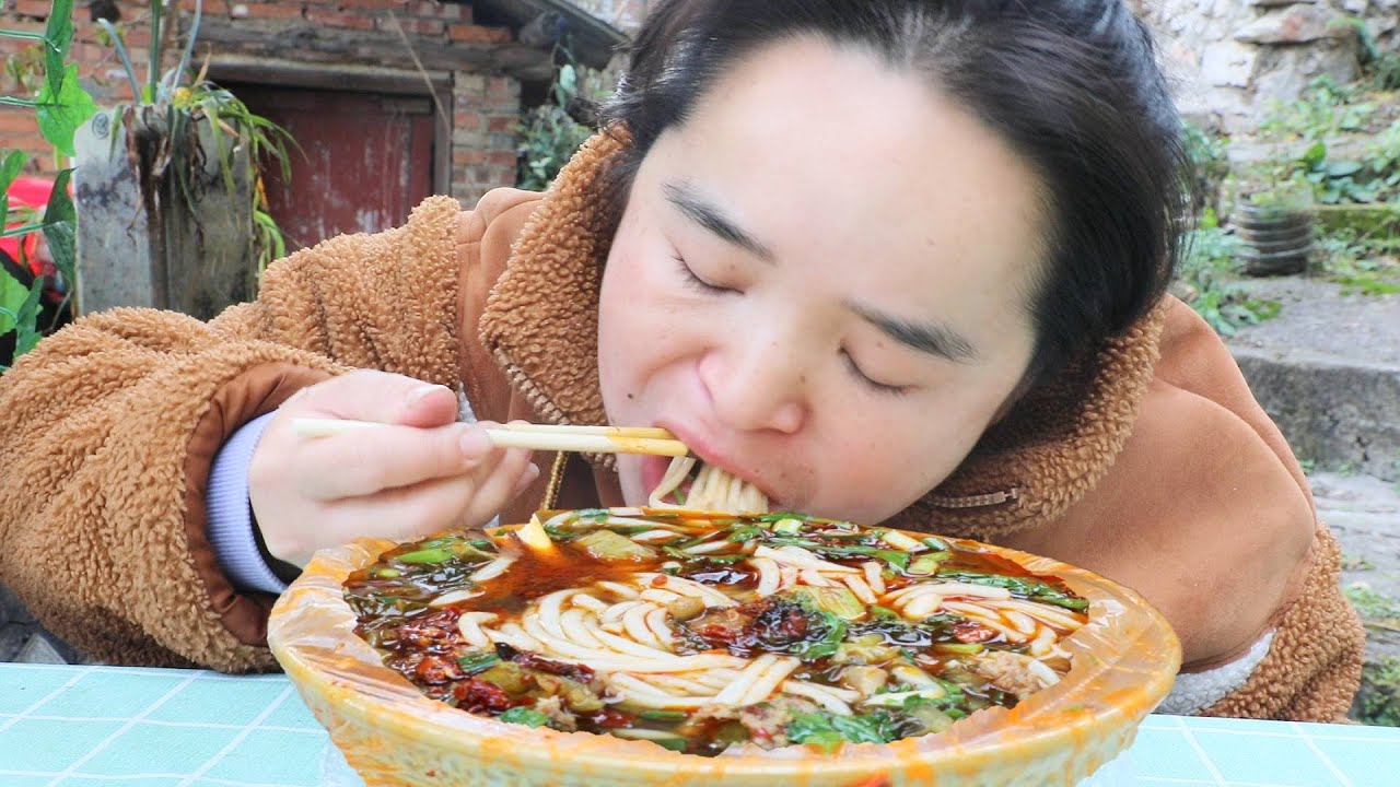 苗大姐医院治病懒煮饭，一个鸡腿一碗泡椒牛肉粉，饱了饱了#吃粉