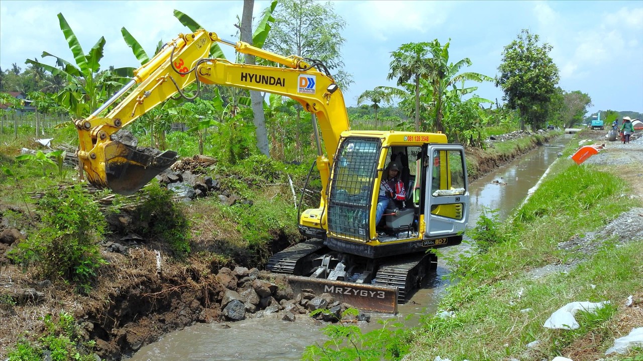 Ini Dia! Mini Excavator Bantu Gali Perbaiki Talud Selokan Irigasi yang Rusak