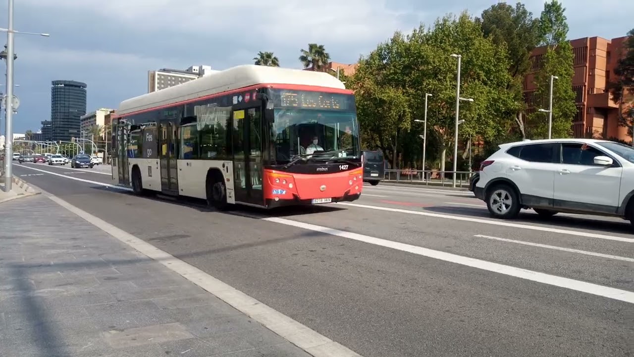 Circulación de Autobuses por la Av.Diagonal de Barcelona en una tarde preciosa