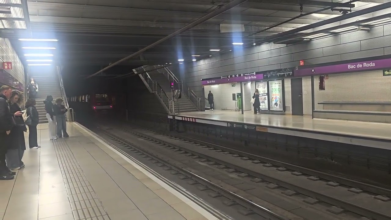 Metro Barcelona L2 Serie de 9021 Saliendo VS 9069 Entrando en Bac de roda Con la Latifa