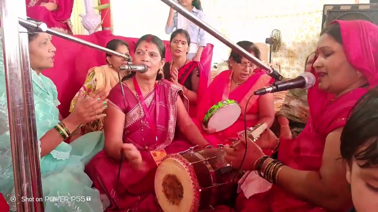 माता रानी का भोजपुरी भजन ||🙏#holispecial  ||  होली में उड़े रे गुलाल मईया जी के मंदिर  में || सरोज 🙏
