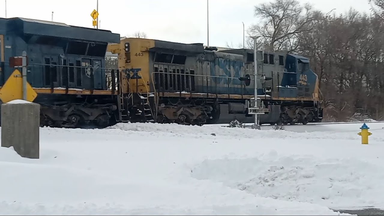 CSXT443 leading the CSX L429. 