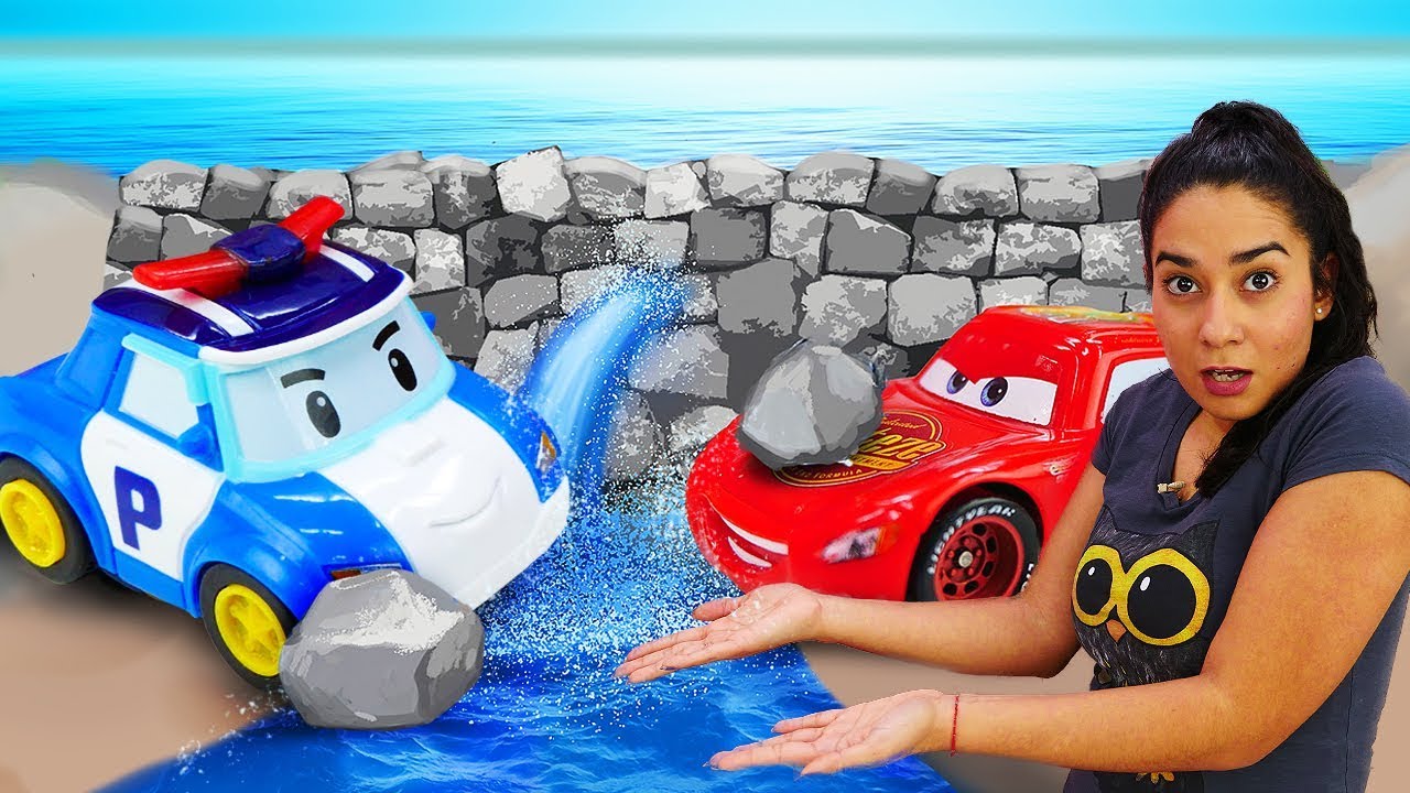 Spielzeug Kindergarten auf Deutsch. Spaß mit Spielzeugautos. Die Rutsche