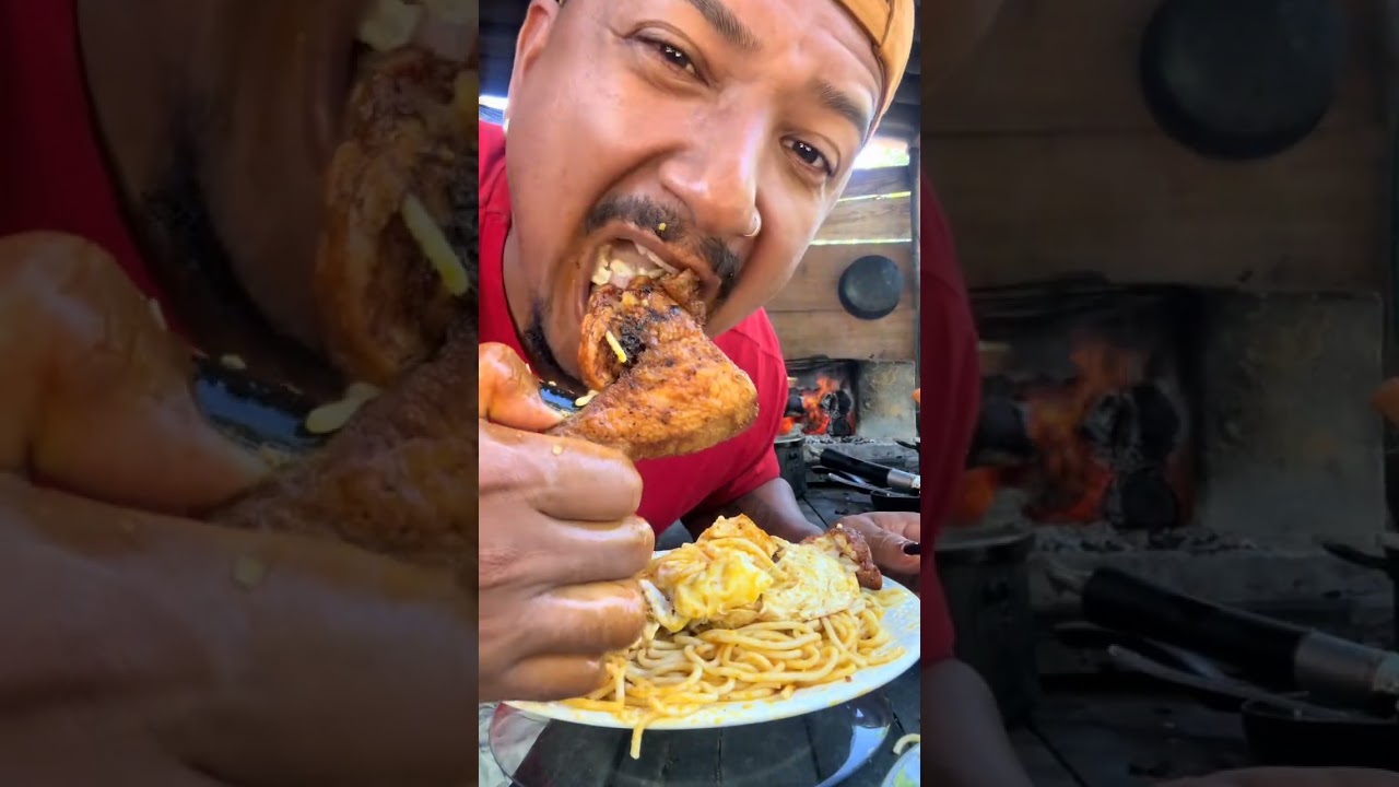 Comendo o melhor macarrão com frango e ovo frito.