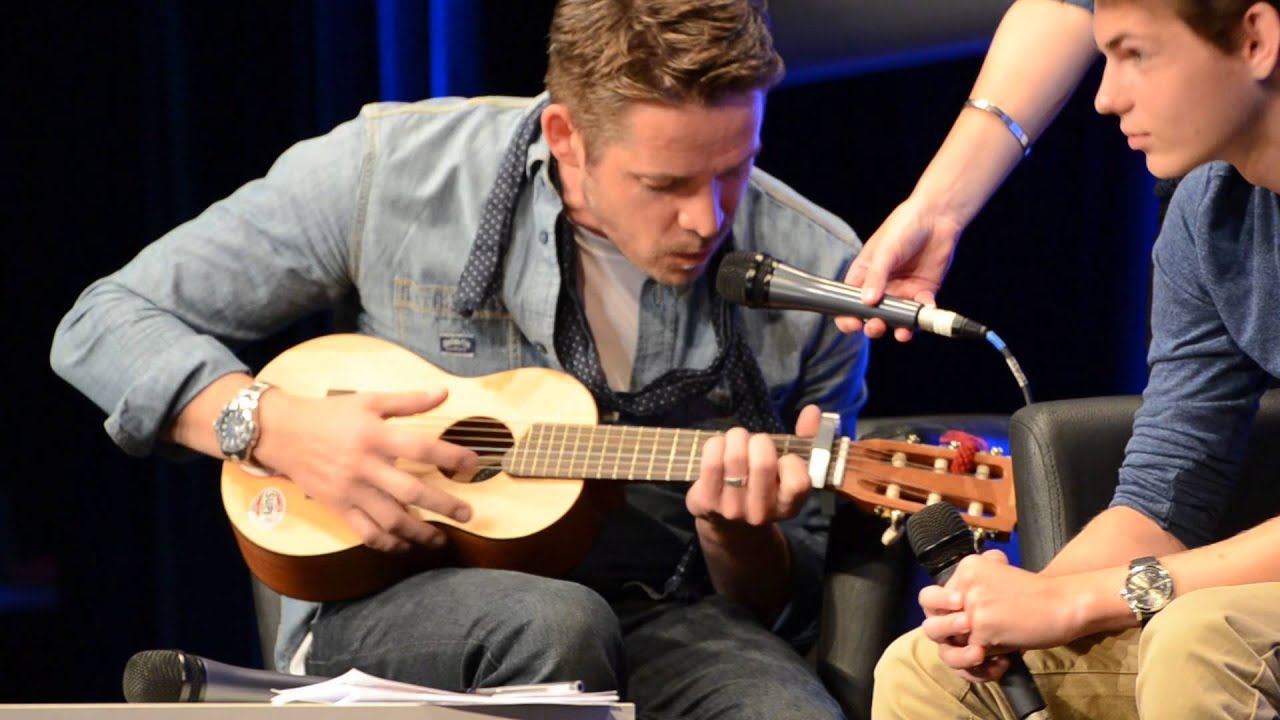 Sean Maguire plays guitar... well he tries ! FairytalesII - 22 juin - France