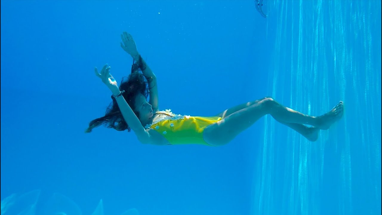 Carla Underwater - Dancing underwater in a deep pool