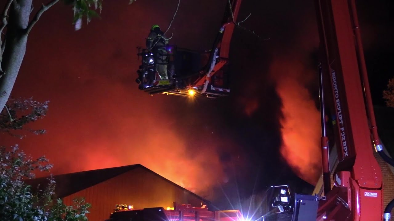 Felle uitslaande brand bij loonbedrijf aan de Schorrenweg in Oosterend op Texel
