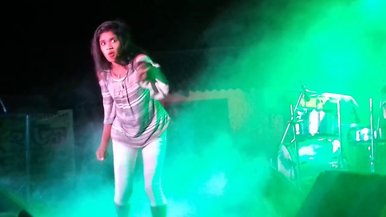 Hot girl streaming on floor in the song laila me laila