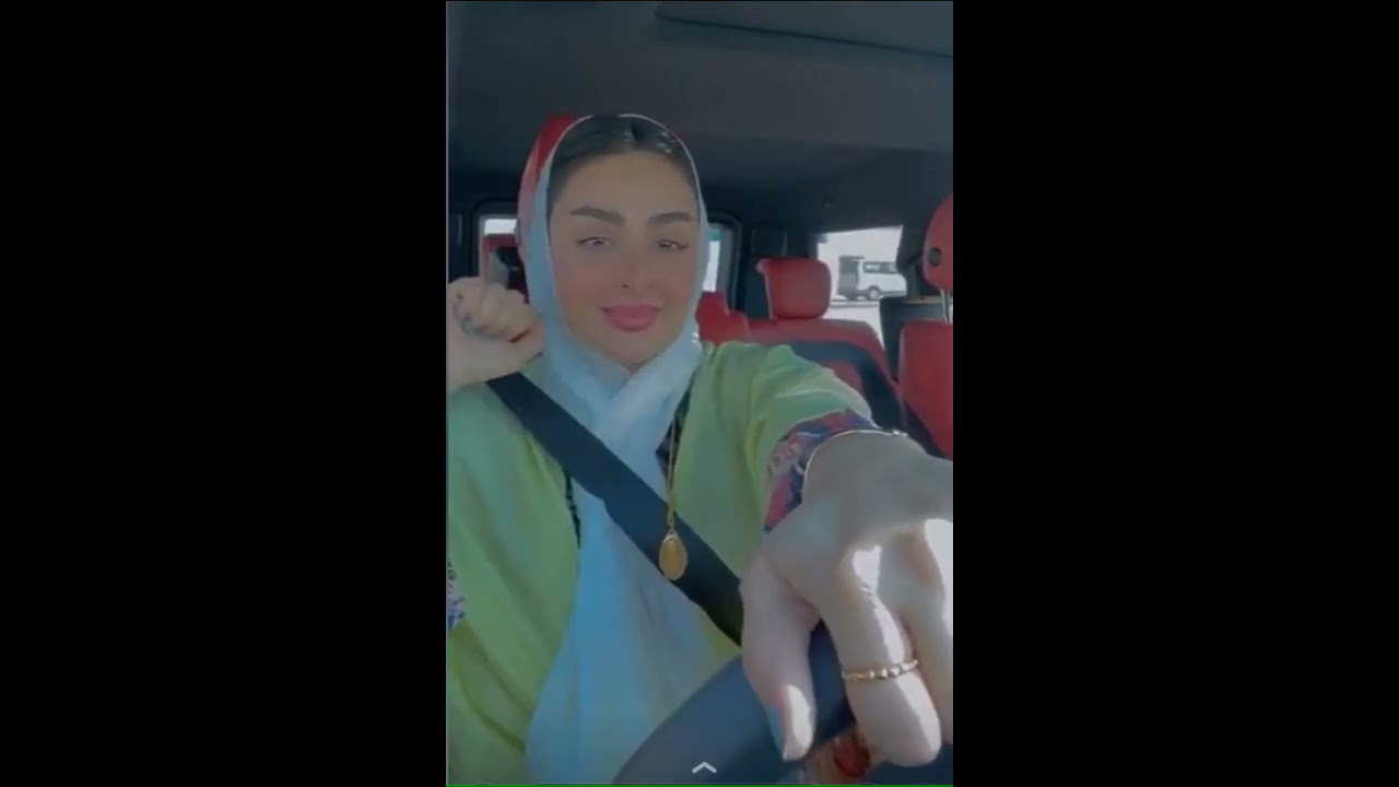 كشخة أمل الأنصاري في اليوم الوطني وتقلد اختها تشتري ذهب متلها