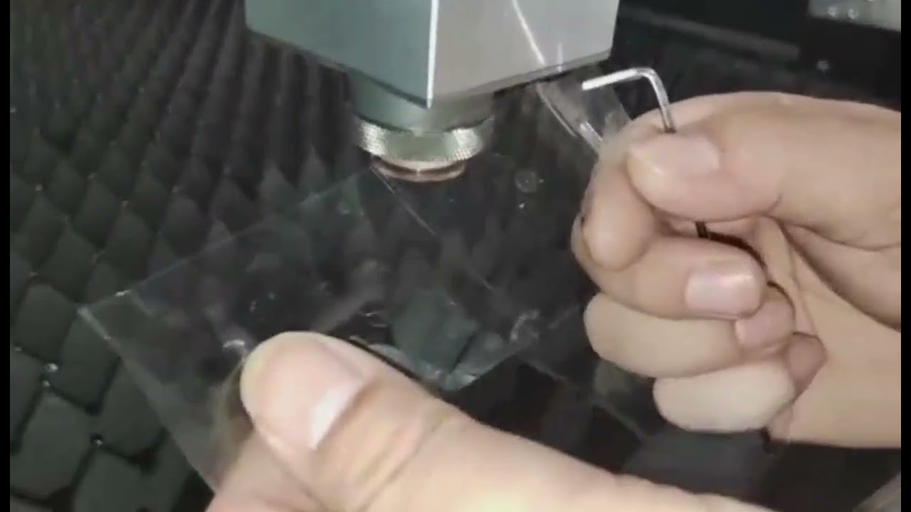 11  Cutting head vertical adjustment