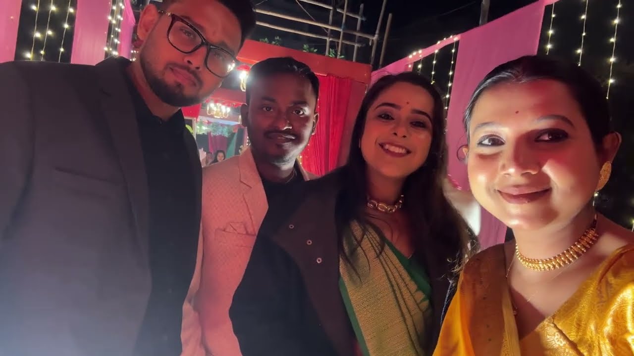 এই সিজনে প্রচুর বিয়েবাড়িতে খেয়েই চলছি॥ জ্যোতিষী দাদা কল্লোলদার রিসেপশন পার্টিতে চলে গেলাম॥ 