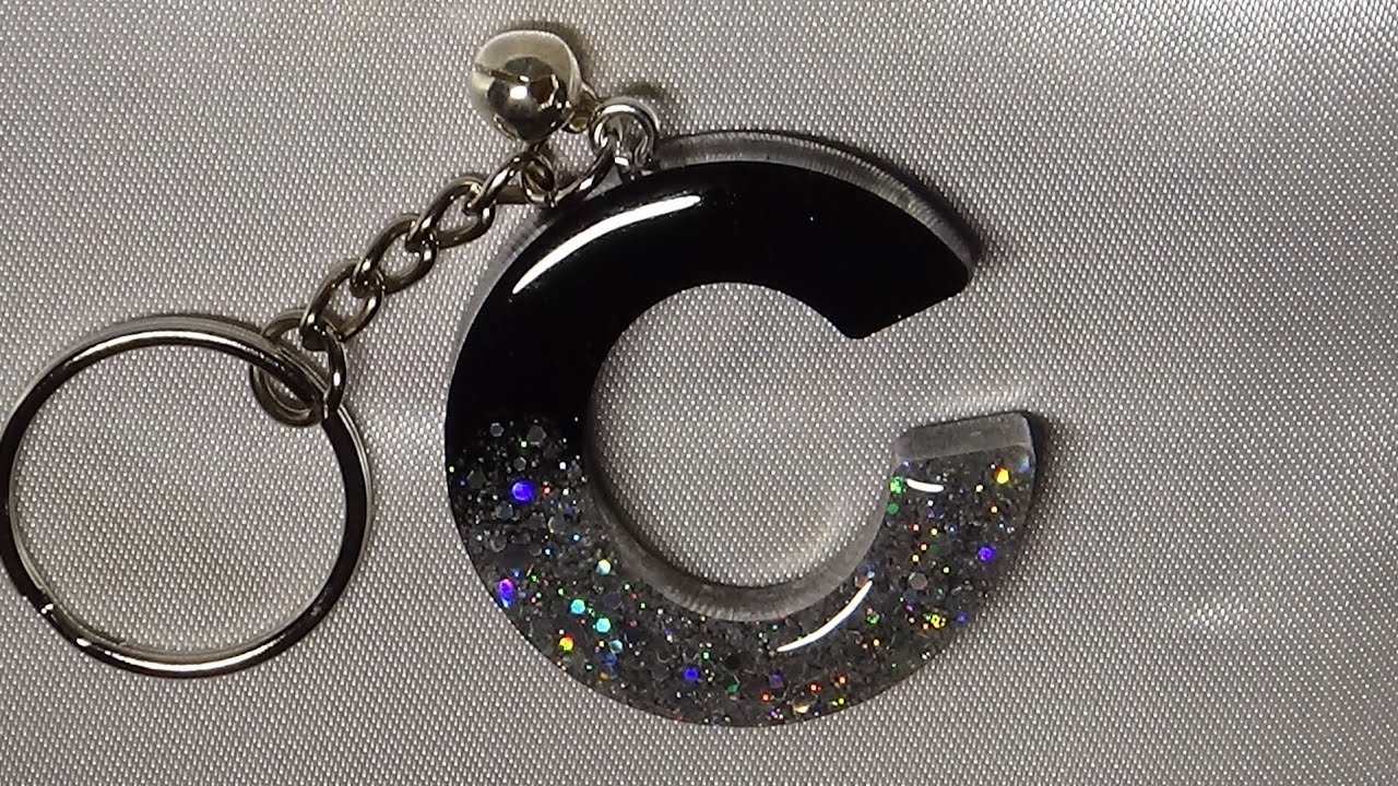 Tutorial portachiavi con lettera in resina UV e glitter olografici.