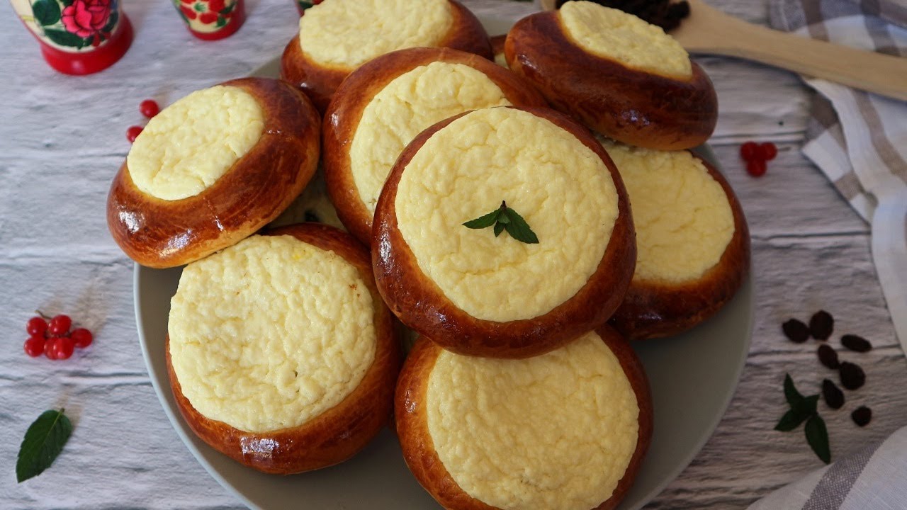Fluffige Watruschki mit saftiger Tworog-Füllung / Fluffy vatrushka with moist tvorog filling