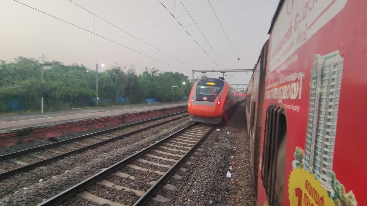 20632 Trivandrum Manglore Vande Bharat Passing Janashathandi at Turavoor Railway station 🚉