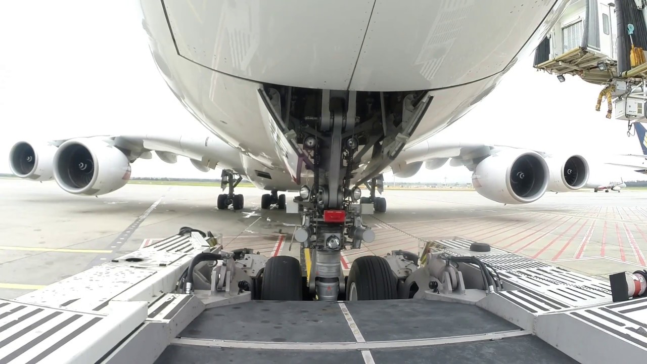 Pushback Qantas QF93 Airbus VH OQH