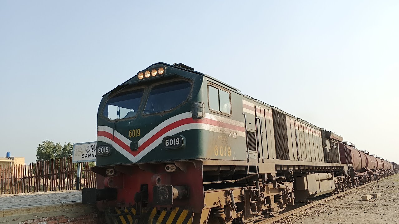 Vlog Type Video of Coal Special Goods Train||Passing Through||From railway station Sanawan 