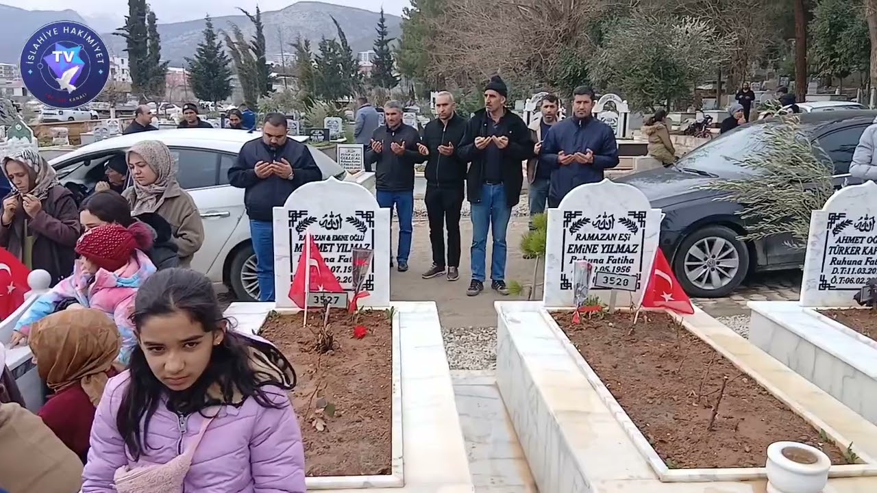 İslahiye Kaymakamı Sayın Mehmet Soylu ve İlçe protokolü  İslahiye deprem Şehitliğini ziyaret etti.