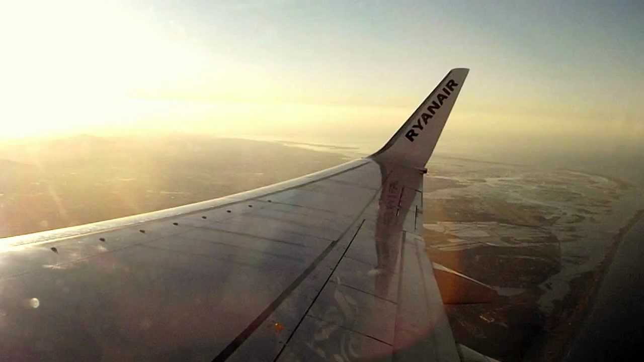 Aeroporto de Faro, descolagem de avião da Ryanair,
