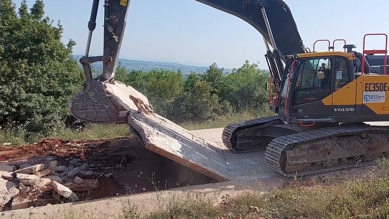 Volvo EC350EL Ekskavatör Beton Yol Sökme Çalışması