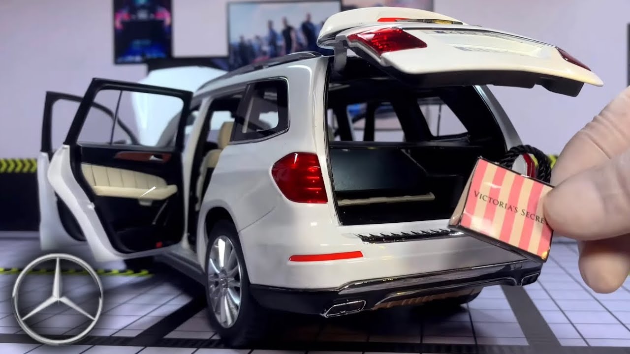 Распаковка литой модели автомобиля Mercedes-Benz GL500 в масштабе 1/18