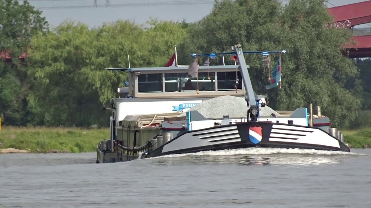 FIDES vaart zo heerlijk relaxed voorbij, opvarend bij Hattem in de IJssel