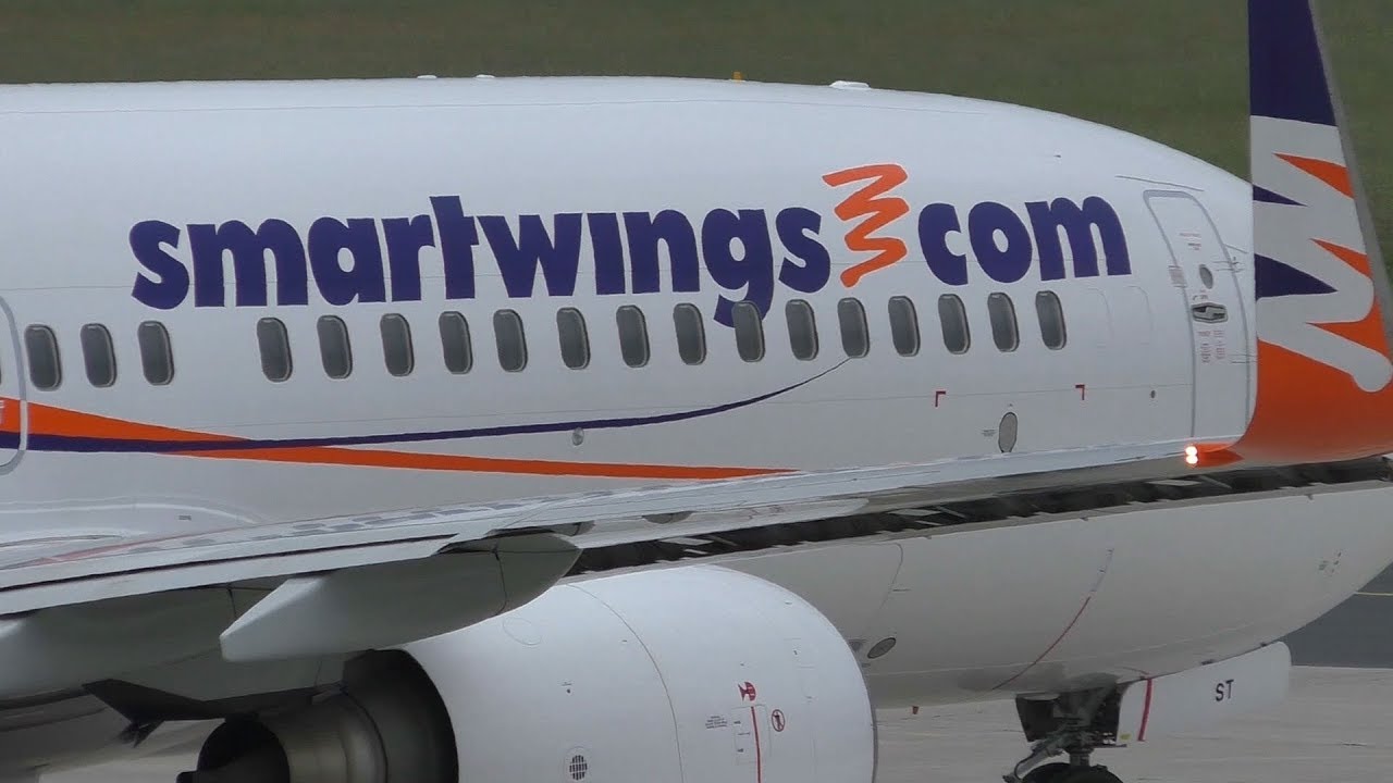CLOSE UP SmartWings Boeing 737 takeoff at Graz Airport | OK-TST