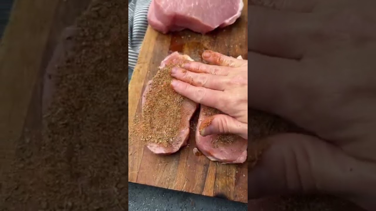 Легко запеченные свиные отбивные в духовке  