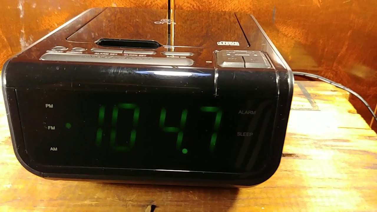 ONN ONA13AV502 CD ALARM CLOCK RADIO WITH 5V 1.0A USB DEVICE CHARGING PORT
