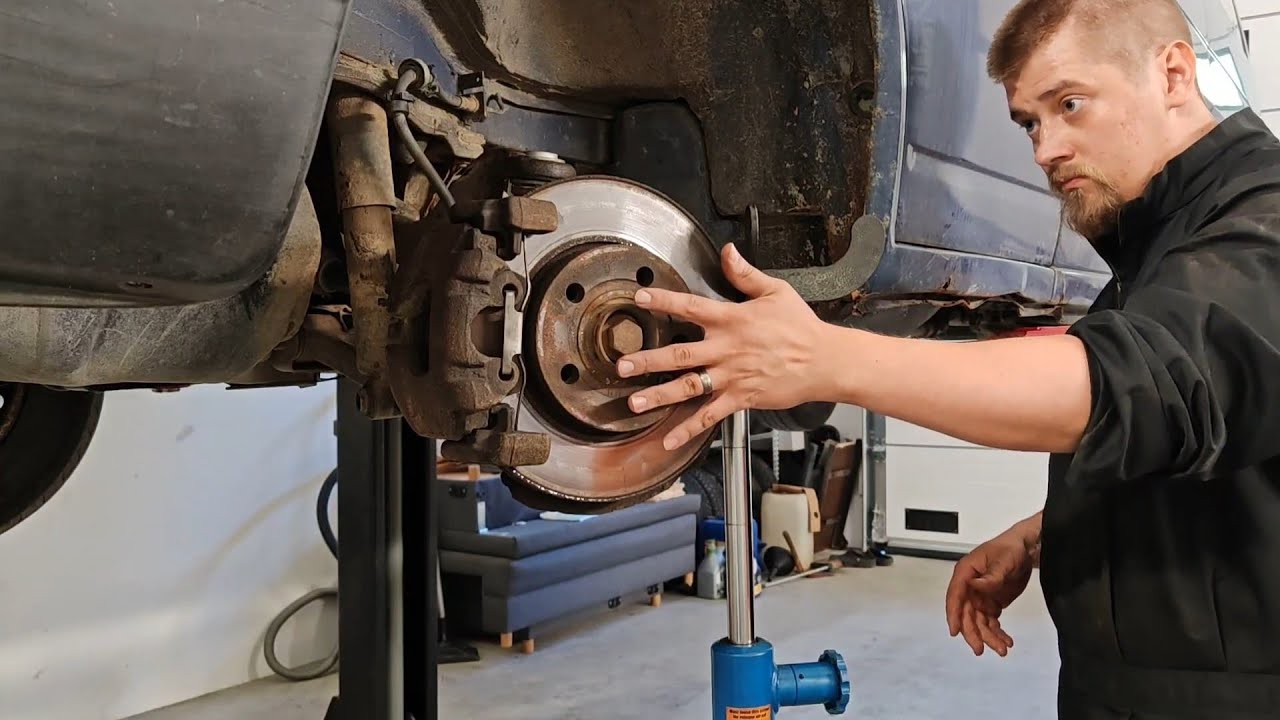 VW transporter t4 yläpallon vaihto (upper ball joint replacement)