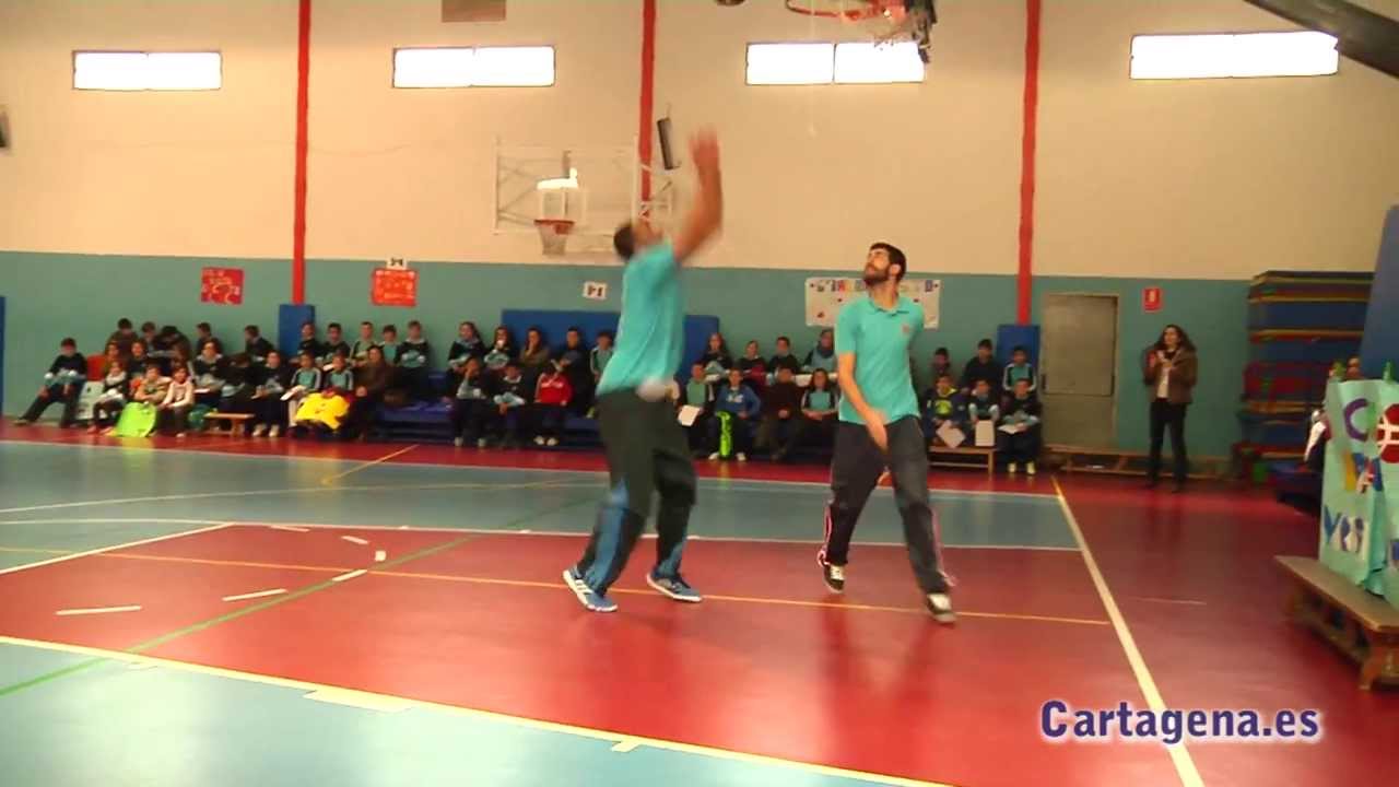 Los pequeños del Virgen del Carmen practican el basket con sus ídolos