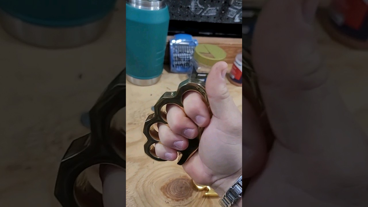 Зачем носить кастет вот так? Как носить кастет #кастет #как #кастет