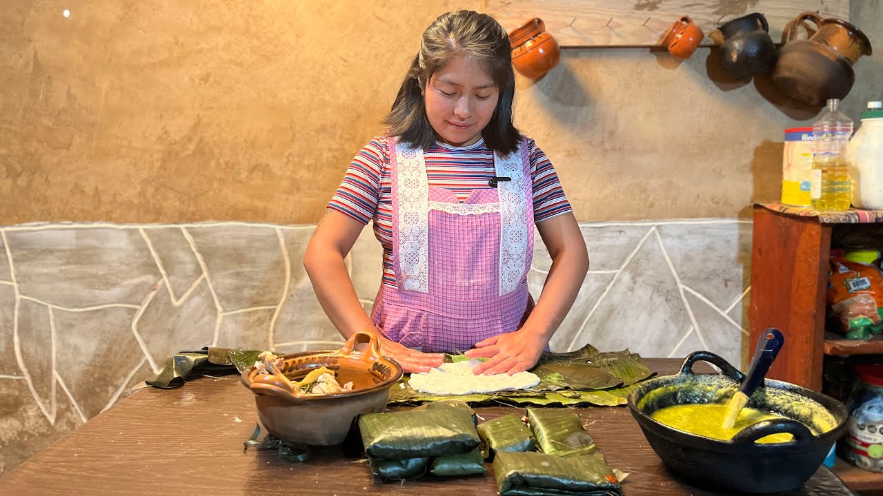 Tamales de pollo en salsa verde, roja y en hojas de plátano con champurrado
